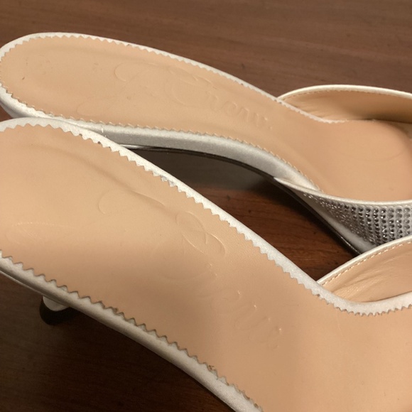 J.CREW LEATHER SLIP ON SANDALS WITH KITTY HEELS WITH SILVER RHINESTONE SZ 6.5 - Picture 5 of 11